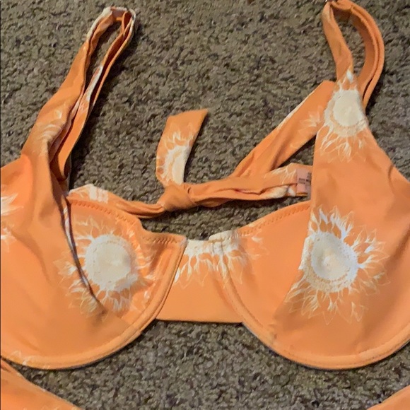 Bikini - Picture 3 of 7